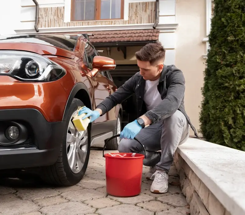 Lavage auto à domicile Vieille-Église-en-Yvelines : professionnel intervenant sur un véhicule